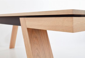 Современный стол деревянный с оригинальными косыми ножками два цвета