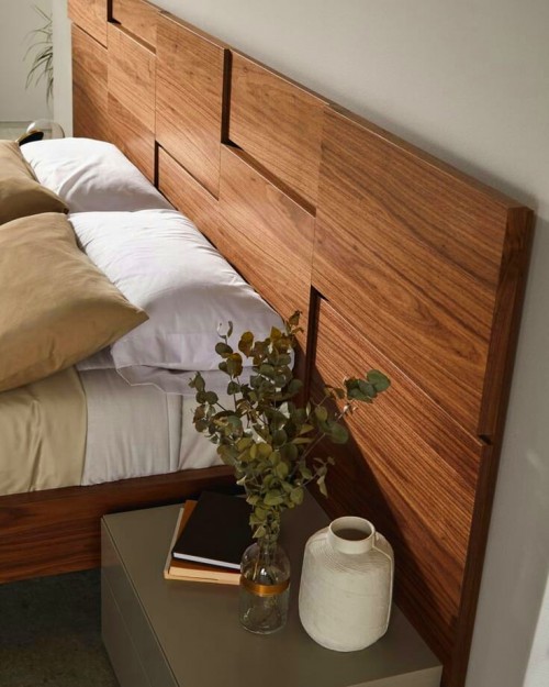 Изголовье кровати из деревянных панелей разной толщины