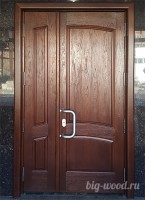 Толстая деревянная дверь входная с фигурными филенками, Москва