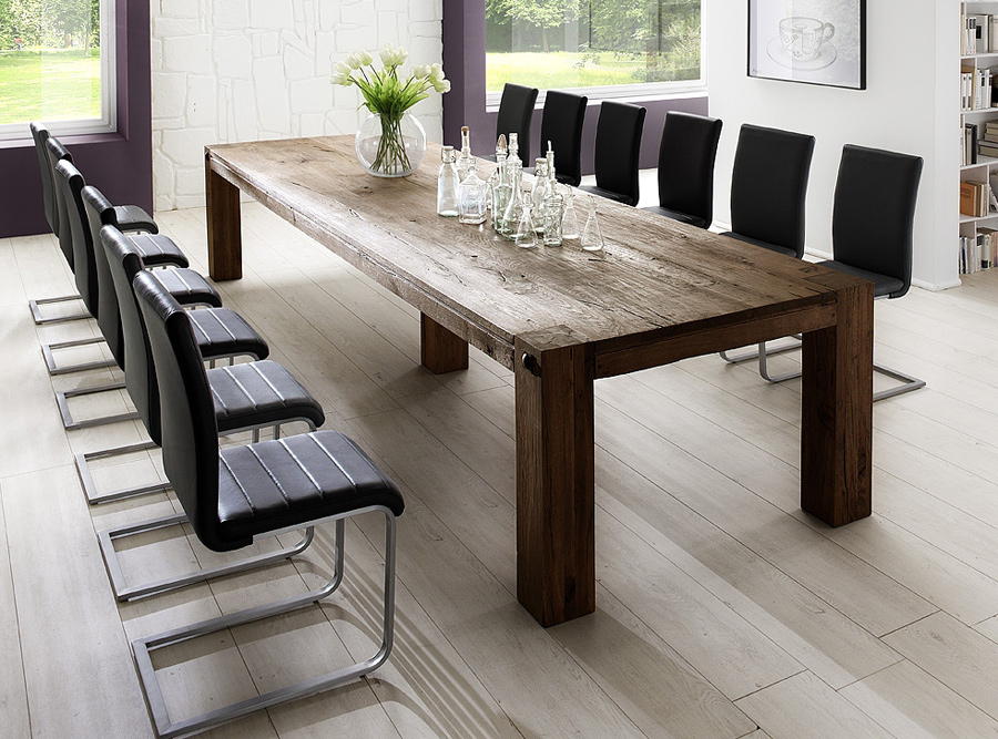 Стол с толстыми опорами по углам