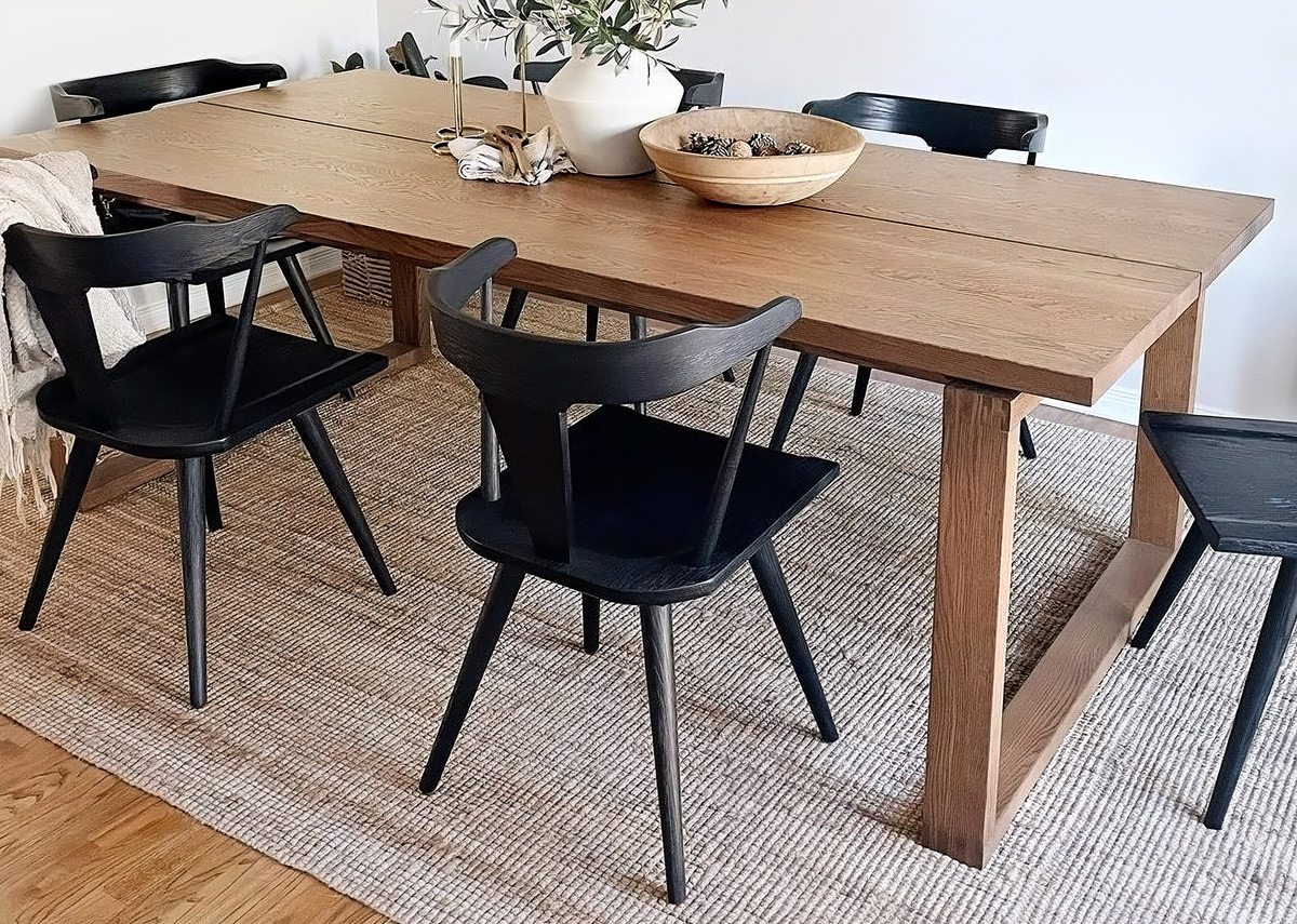 Длинный обеденный стол с квадратными скобами ногами